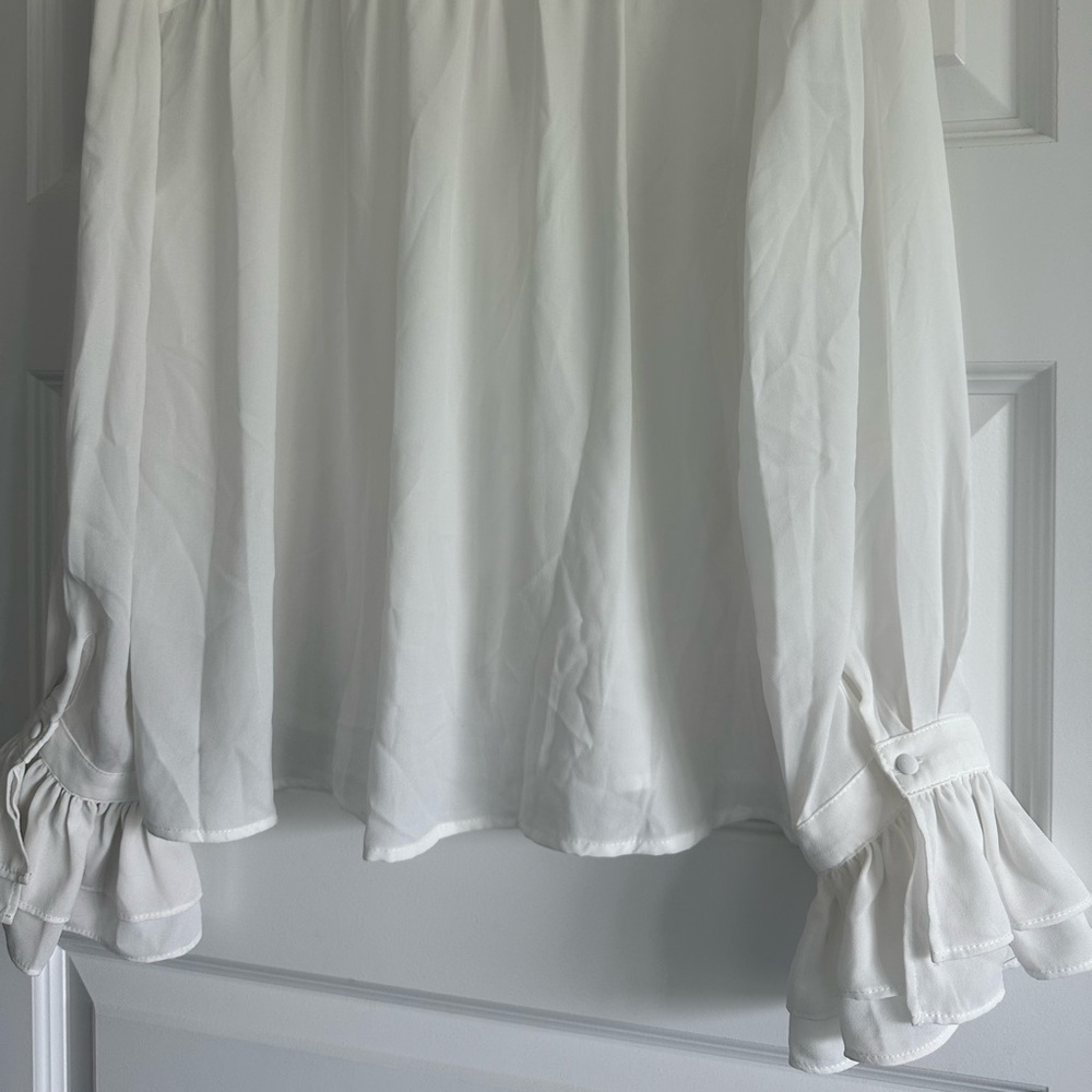 NWOT RILEY & RAE Ruffled Blouse - Picture 7 of 8